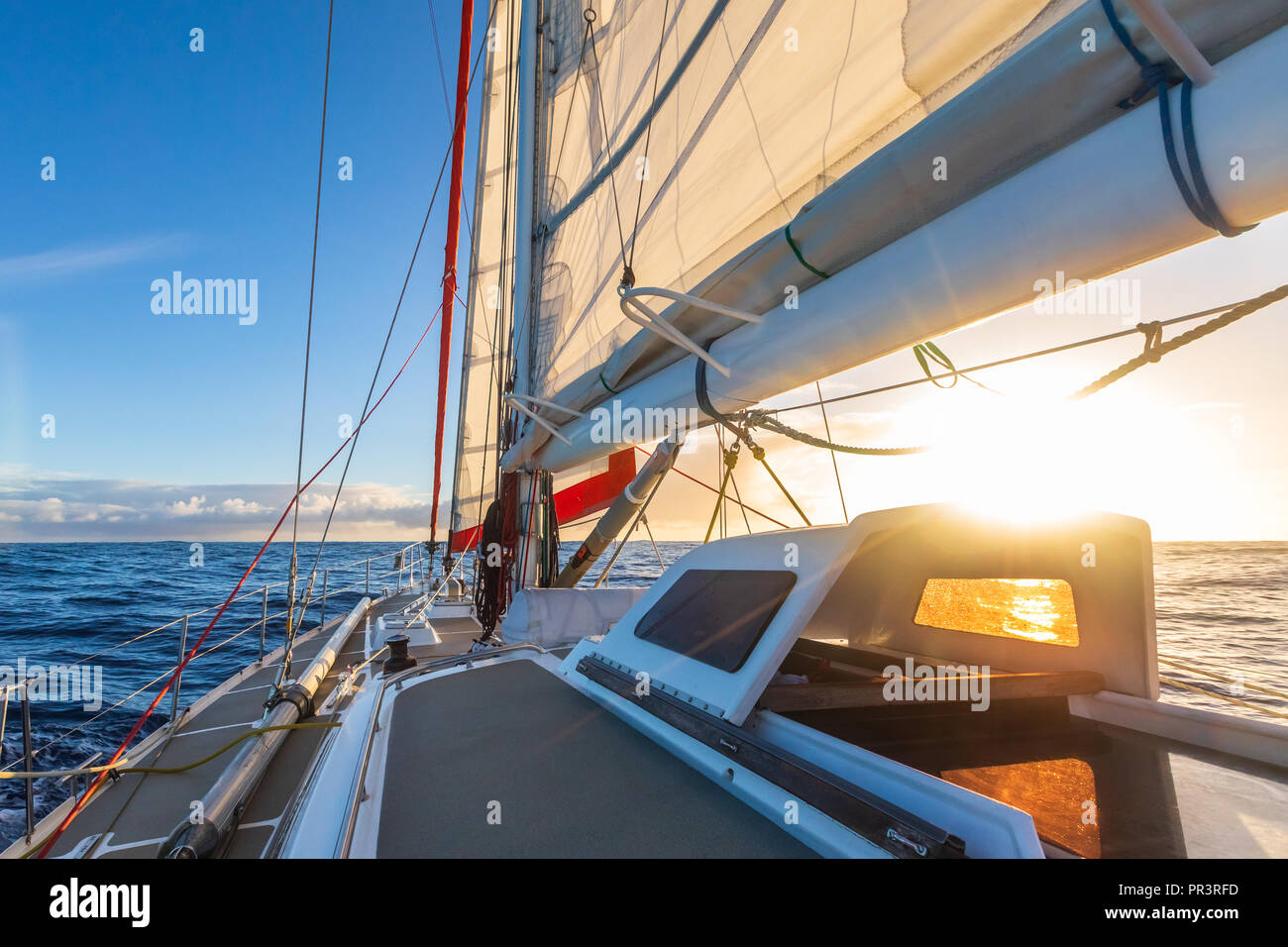 Segeln auf dem Segelboot Yacht mit schönen Sonnenuntergang Licht klaren blauen Himmel und Meer in der Drake Passage, Sommer Cruising, Nahaufnahme von Boot Deck Stockfoto