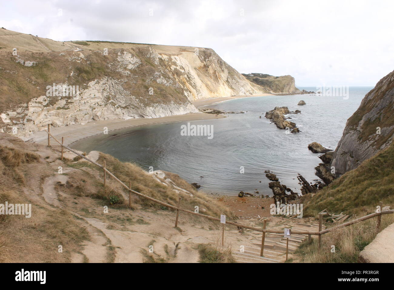 Blick auf eine leere Bucht neben Durdle Door, Dorset, England Stockfoto
