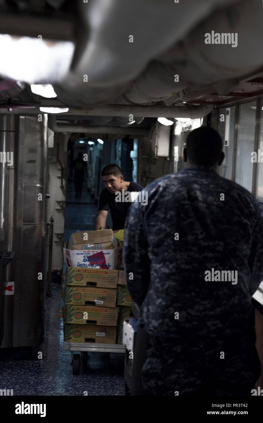 Atlantischer Ozean (22 Juli 2017) Information Systems Techniker Seaman Aaron Brock, Front- und Flieger Jesus Vega Transport der Nahrung durch eine Passage an Bord der Flugzeugträger USS Harry S. Truman (CVN 75). Truman setzt Segel, die Elizabeth River, Abfahrt Norfolk Naval Shipyard (NNSY) nach einer 10-monatigen Geplante schrittweise Verfügbarkeit (PIA), Meer Studien zu beginnen. Stockfoto