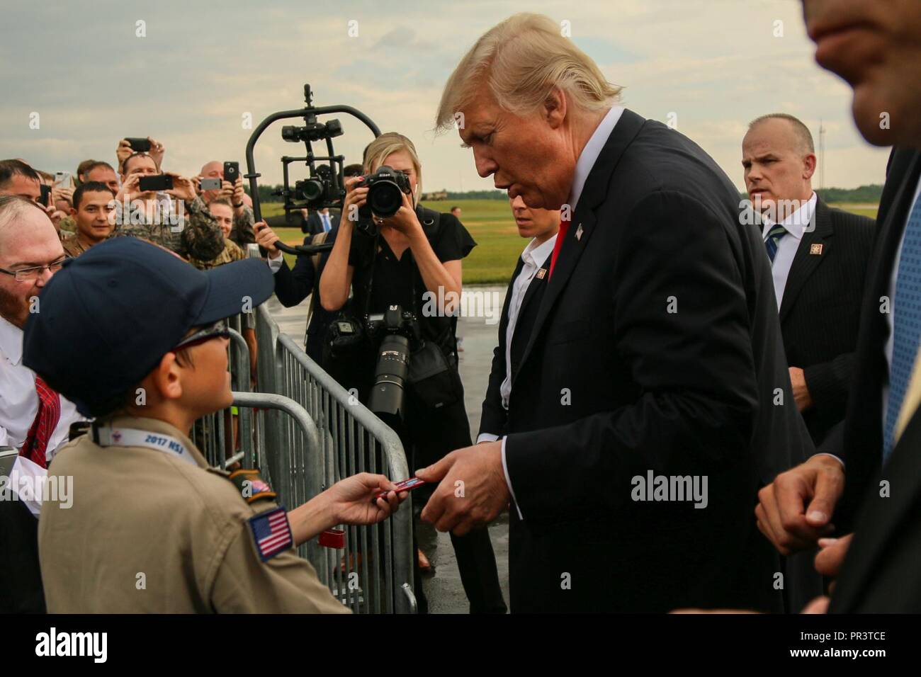 Präsident Donald J. Trumpf erhält zwei Pfadfinder Patches von einem Scout im Raleigh County Memorial Airport in der Nähe von Titusville, W. Virginia, 24. Juli 2017. Der Präsident war für eine Rede an der Pfadfinder von America's National Jamboree 2017 am Gipfel Bechtel finden später am Tag geplant. Er ist der achte Präsident der Nationalen Jamboree zu besuchen. Stockfoto