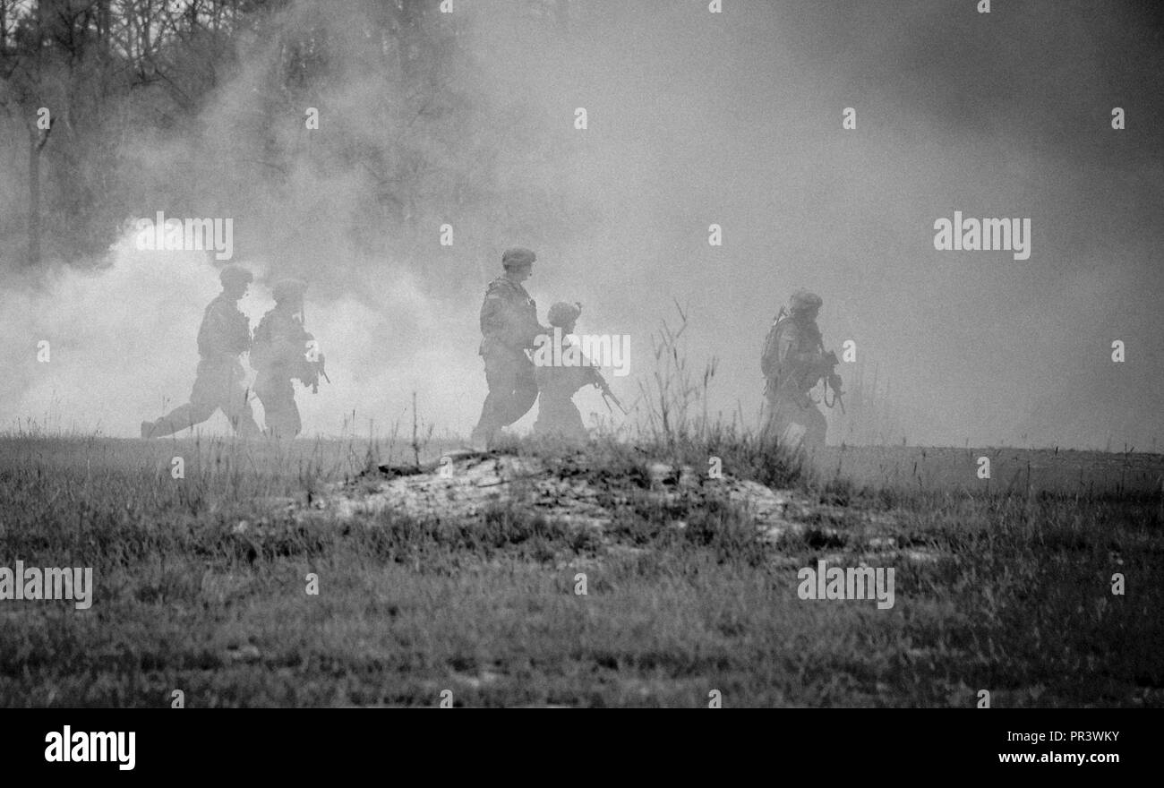 Soldaten mit Bravo der Firma des Indiana National Guard, 1.BATAILLON, 293 Infanterie Regiment, 76th Infantry Brigade Combat Team laufen durch den Rauch, während in einem live-fire Übung am Joint Readiness Training Center in Fort Polk, Louisiana, am Dienstag, 25. Juli. ( Stockfoto