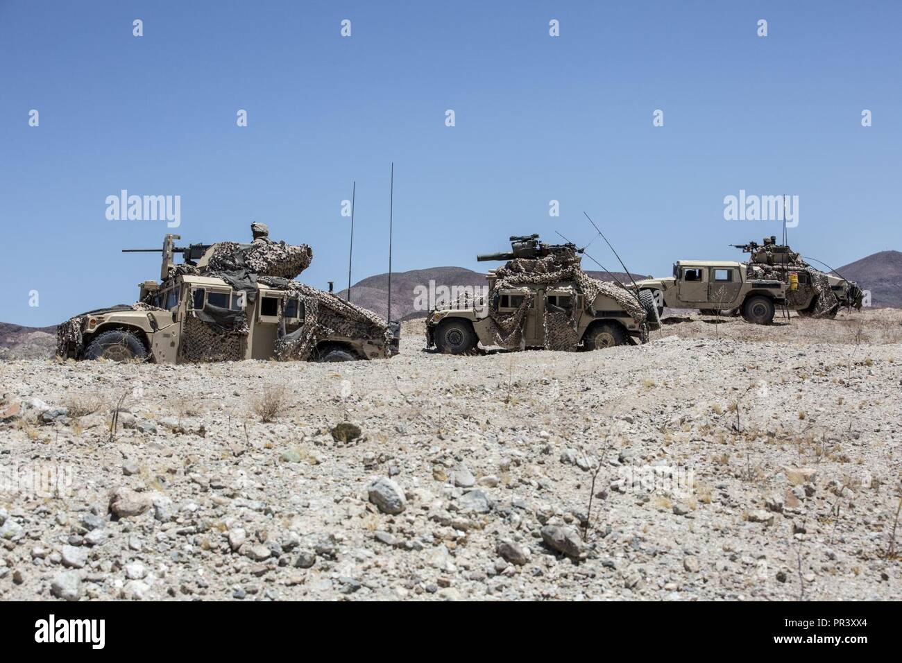 Us-Marines mit kombinierten Anti-Armor Team (CAAT), 1., 1. Marine Regiment, Marine Air Ground Task Force-8 (MAGTF-8) inszenieren ihre Fahrzeuge für eine De-brief nach Abschluss einer mechanisierten Tank Assault Course (TMAC) Während der integrierte Ausbildung Übung (ITX) 5-17 in der Marine Corps Air Ground Combat Center, Twentynine Palms, Calif., 28. Juli 2017. Der Zweck von ITX ist eine anspruchsvolle, realistische Umgebung, produziert combat ready"-Kräfte, die als integrierte Magtf zu erstellen. Stockfoto