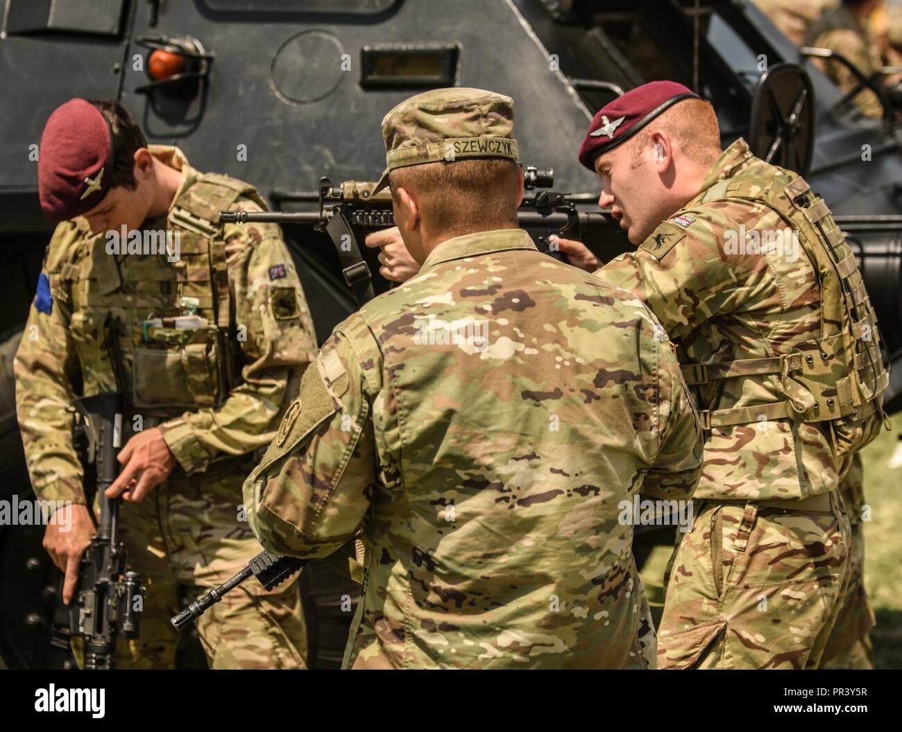 Wasiani MILITÄRBASIS, Georgia - Britische Fallschirmjäger aus 2.BATAILLON, Parachute Regiment exchange Treffsicherheit Tipps mit amerikanischen Soldaten während der Eröffnungsfeier der Übung Noble Partner. Edle Partner 17 (NP 17) ist eine europäische Drehkraft (ERF) Ausübung der Georgia's leichte Infanterie Firma Beitrag zu den NATO Response Force (NRF). Die Übung bietet teilnehmenden Nationen mit der Möglichkeit, in einer multinationalen Umgebung zu trainieren und gleichzeitig die Zusammenarbeit und Interoperabilität in realistischen und chellenging Schulungsveranstaltungen. Stockfoto