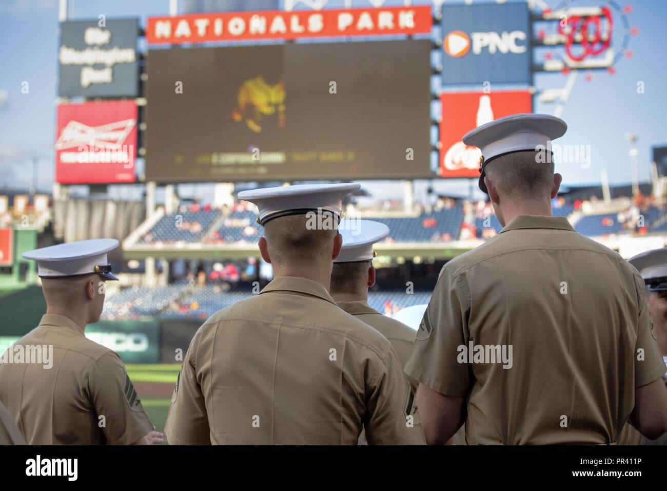 Us-Marines stehen auf dem Feld vor einem baseballspiel an der Washington Nationals Park, Washington, D.C., 25. Juli 2017. Die Marines nahmen Teil des jährlichen Nationalen US Marine Corps. Stockfoto