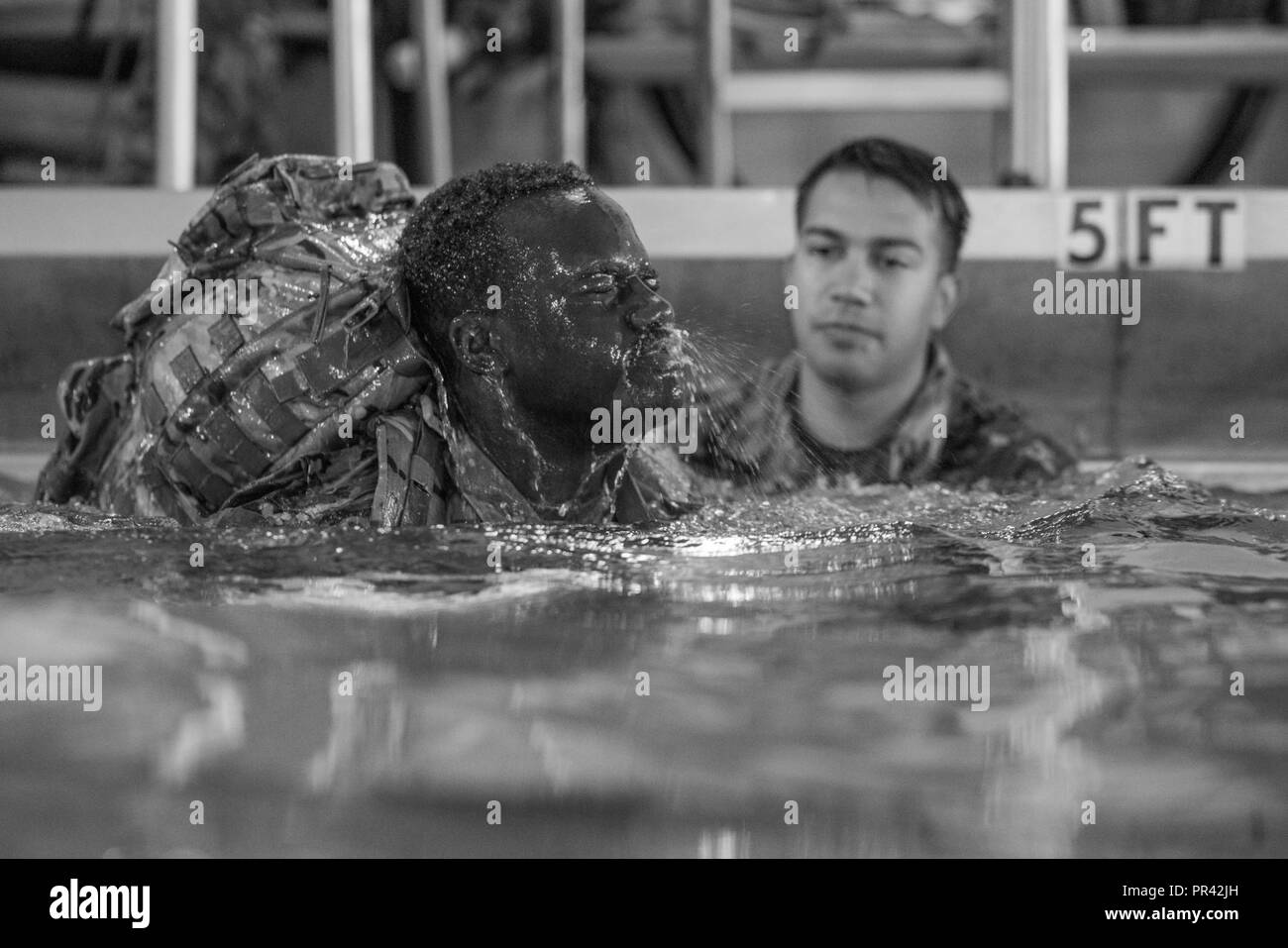 Us-Armee Pvt. Trevor Franklin, zugeordnet zu den 55th Signal Company (Bekämpfung der Kamera), entsteht aus dem Wasser, nachdem sie unter als Teil einer grundlegenden Ebene Wasser Überleben Training in Fort George G. Meade, Md., 25. Juli 2017 gezwungen. Soldaten sind unter Wasser während des Trainings geschoben, um das Vertrauen in die sie über Wasser halten wird, zu vermitteln. Wasser überleben die Ausbildung ist so konzipiert, dass Soldaten vertrauen für Operationen in und um Wasser zu bauen und zu zeigen, dass jeder Soldat trainiert werden kann sicher in militärische Ausbildung in der aquatischen Umwelt zu beteiligen. Stockfoto