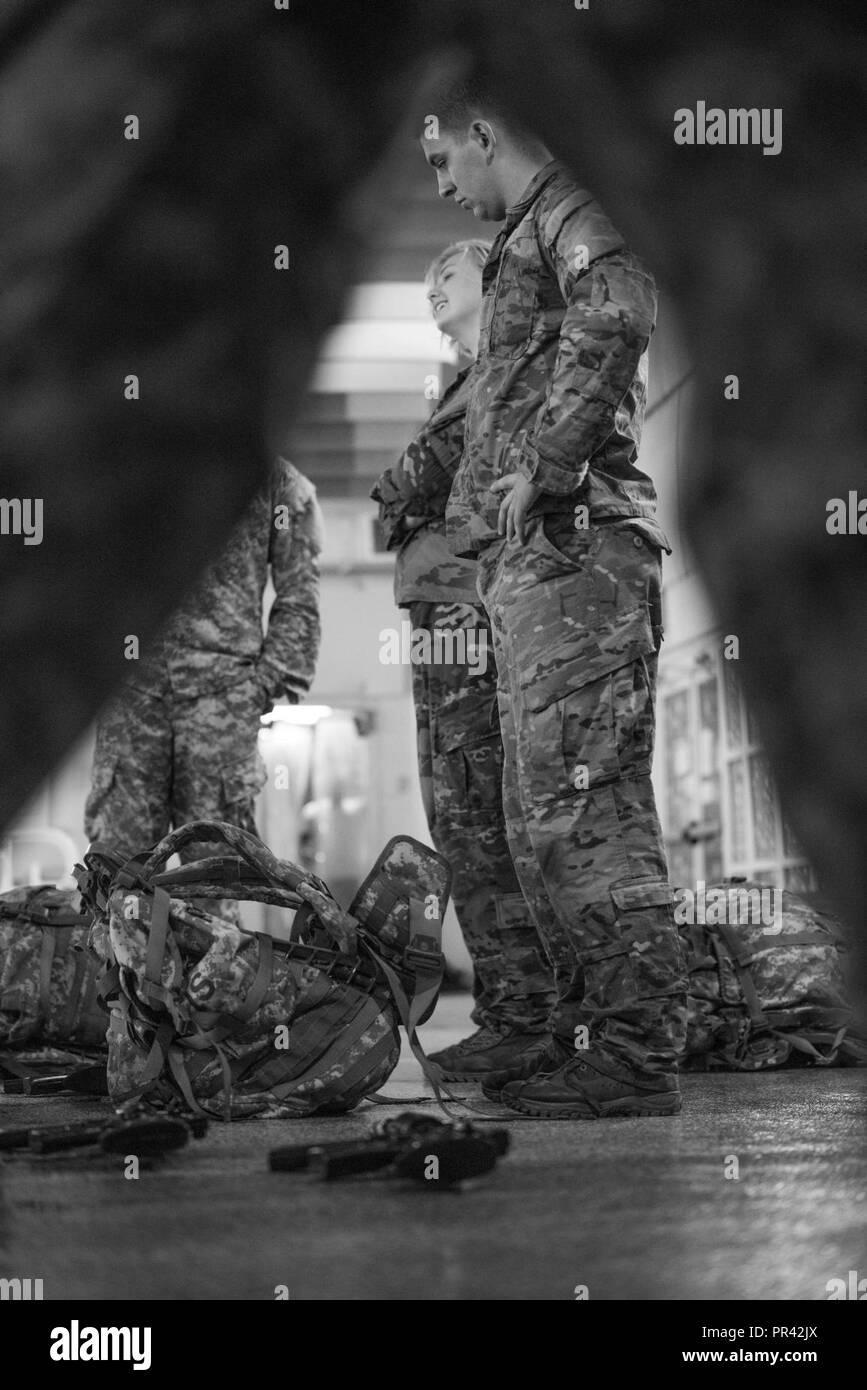 Us-Armee SPC. Christopher Brecht, und Pfc. Katy Cassidy, beide Zugeordnet 55 Signal Company (Bekämpfung der Kamera), warten Sie, bis die vollständige Gang Wasser gehen während eines grundlegenden Wasser Überleben Training in Fort George G. Meade, Md., 25. Juli 2017 durchzuführen. Wasser überleben die Ausbildung ist so konzipiert, dass Soldaten vertrauen für Operationen in und um Wasser zu bauen und zu zeigen, dass jeder Soldat trainiert werden kann sicher in militärische Ausbildung in der aquatischen Umwelt zu beteiligen. Stockfoto