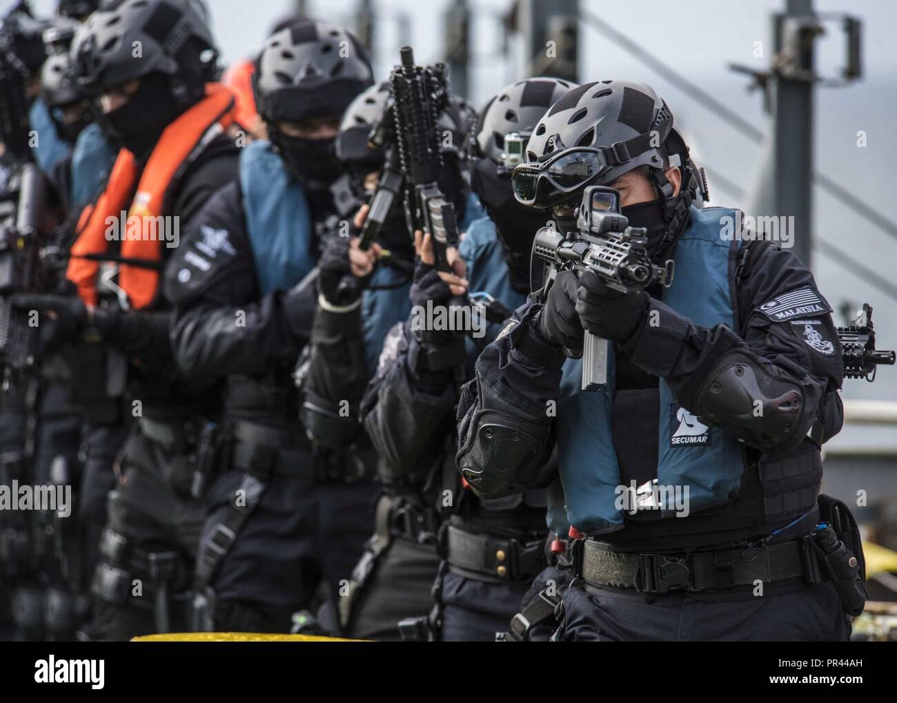 Vereinigte Staaten 7. Flotte (6. September 2018) - königliche malaysische Polizei Offiziere klar Deck eines Schiffes während des Besuchs, Durchsuchung und Beschlagnahme (VBSS) praktische Szenario Training als Teil von Südostasien Zusammenarbeit und Ausbildung (SEACAT). Dies ist der 17. jährlichen SEACAT Übung und auch Teilnehmer aus den USA, Brunei, Bangladesh, Thailand, die Philippinen, Singapur, Vietnam, Malaysia und Indonesien. Stockfoto