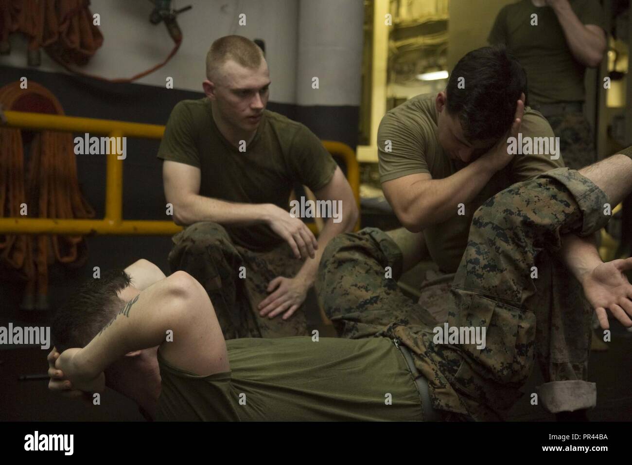 Golf von Aden: US-Marines Cpl. Cresse Myles, Cpl. Jordan Shostak, und Sgt. Timothy McGinniss Marines mit dem 13 Marine Expeditionary Unit (MEU), Praxis ein Zähler - - - mount Marine Corps Martial Arts Programm Technik an Bord des Wasp-Klasse amphibisches Schiff USS Essex (LL 2), 5. September 2018. Der Essex ist das Flaggschiff der Essex amphibische Gruppe und bereit, mit der begonnen 13. MEU, ist in die USA 5 Flotte Bereich der Maßnahmen zur Unterstützung der Marine im Einsatz für die Stabilität und Sicherheit in der Region zu gewährleisten und verbindet das Mittelmeer und den Pazifischen Raum Stockfoto