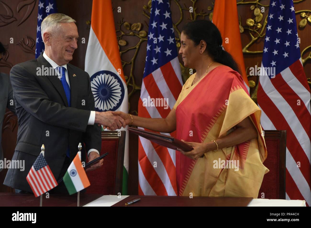 Us-Verteidigungsminister James N. Mattis und indischen Verteidigungsminister Nirmala Sitharaman schütteln sich die Hände nach der Unterzeichnung des COMCASA Abkommen zwischen den Vereinigten Staaten und Indien, an der indischen Ministerium für Auswärtige Angelegenheiten, New Delhi, Indien, Sept. 6, 2018. Mattis met mit seinem Amtskollegen, zusammen mit US-Staatssekretär Michael Pompeo und indischen Minister für Auswärtige Angelegenheiten Sushma Swaraj für die erste US-Indien 2+2 Dialog auf Ministerebene. DoD Stockfoto