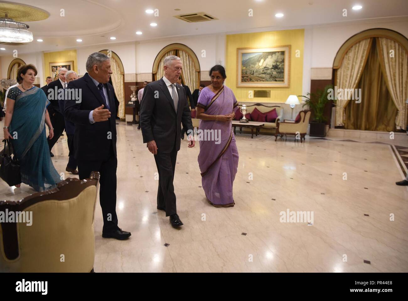 Us-Verteidigungsminister James N. Mattis erfüllt mit indischen Verteidigungsminister Nirmala Sitharaman an einem Indischen Verteidigungsministerium-gehostete Abendessen in der Armee Kampf ehren Chaos Gebäude, Neu Delhi, Indien, Sept. 6, 2018. Mattis wurde in Indien für den ersten US-Indien 2+2 Dialog auf Ministerebene. Stockfoto