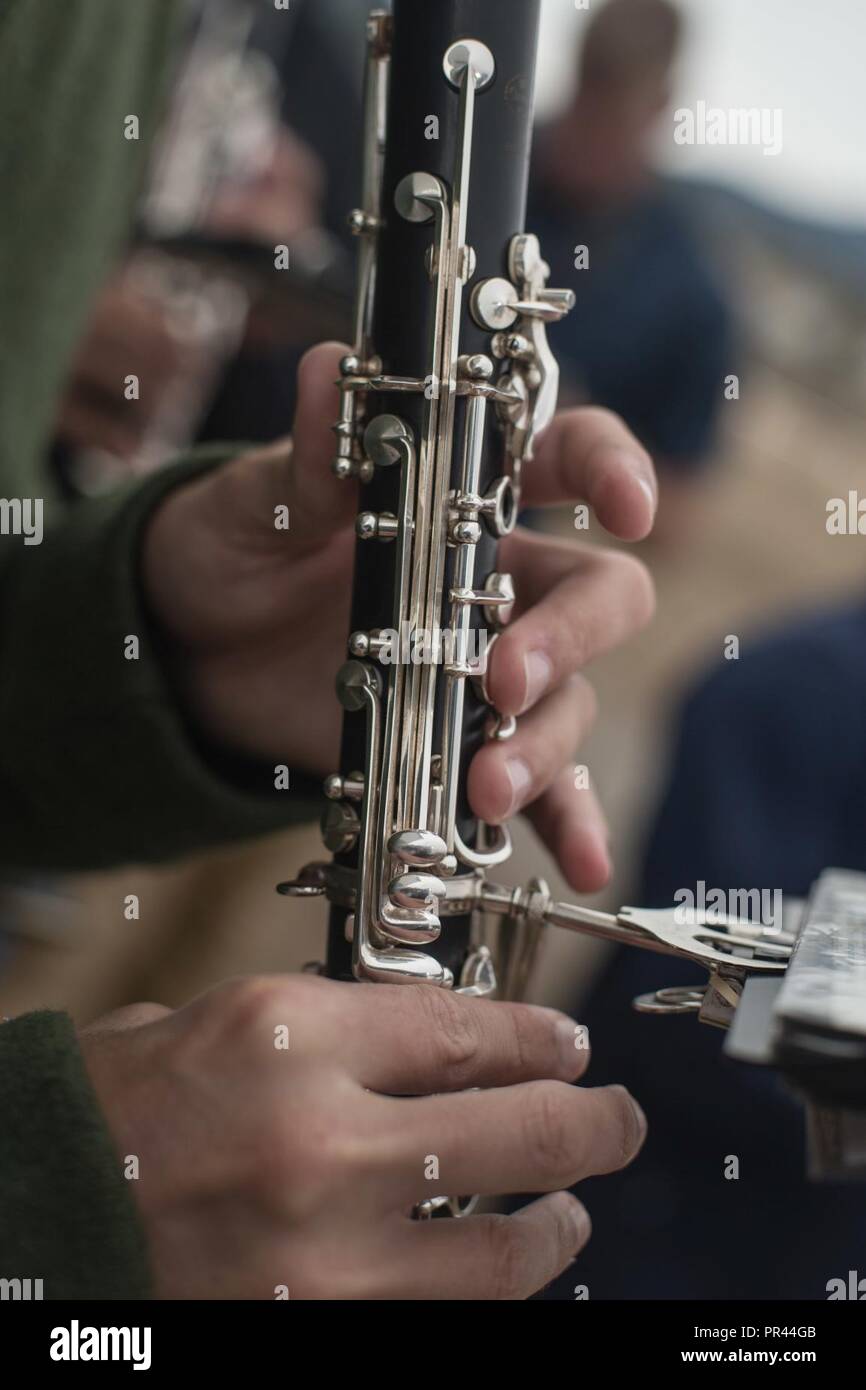 Us Marine Corps Cpl. Ryan Huddleston, eine Klarinette instrumentalist mit der 1. Marine Division Band, probt im Stanley Park Messegelände zum 42. jährlichen Longs Peak Highland Festival in Estes Park, Colorado, Sept. 5, 2018. Das Festival findet vom Sept. 6-9, Schottischen und Irischen Erbe durch eine Vielzahl von traditionellen athletische Spiele zu feiern, Fechten Wettbewerbe, Musik und Tanz. Stockfoto