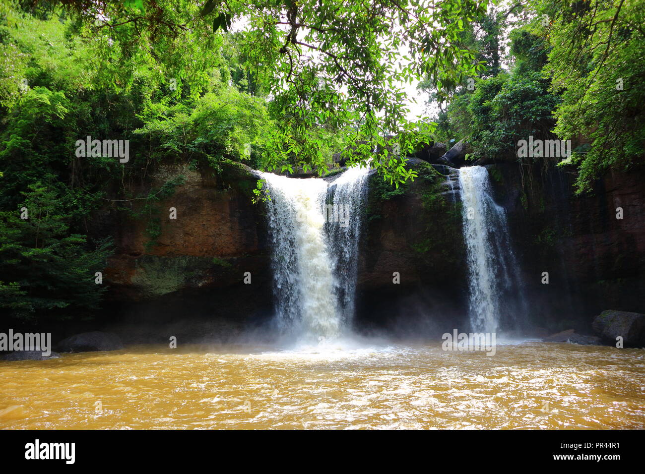 Haew Suwat Wasserfall Wasserfall im Regenwald des Khao Yai Nationalpark, Thailand Stockfoto