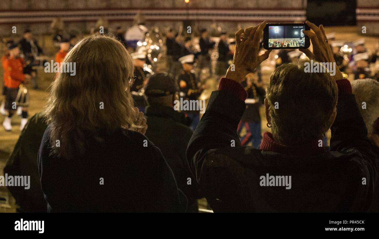 Die Zuschauer nehmen Sie eine Live Performance im Stanley Park Messegelände zum 42. jährlichen Longs Peak Highland Festival in Estes Park, Colorado, Sept. 6, 2018. Das Festival feiert Schottische und irische Erbe durch eine Vielzahl von traditionellen sportliche Spiele, ritterspiele Wettbewerbe, Musik und Tanz. Stockfoto