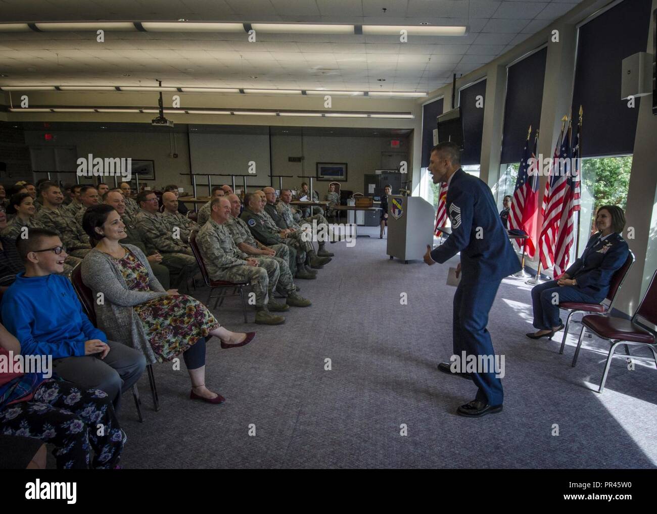 Us Air National Guard Chief Master Sgt. Antonio Marrero gibt eine letzte mitreißende Rede bei seiner Pensionierung Zeremonie an die 128 Luftbetankung Flügel, Wisconsin Air National Guard, Sept. 8, 2018. Nach 26 Jahren des engagierten Einsatzes Marrero von der Wisconsin Air National Guard zurückgezogen und wird nun auf eine neue Karriere mit dem FAA konzentrieren. Stockfoto