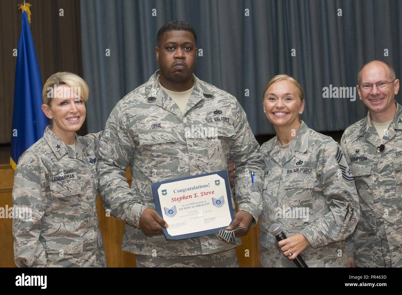 Brig. Gen. Laura L. Lenderman, 502Nd Air Base Wing und Joint Base San Antonio Commander, und Chief Master Sgt. Heather L. Lösegeld, 502Nd Air Base Wing und JBSA interim Befehl Chief, präsentieren die ehemaligen Mitarbeiter Sgt. Stephen Dove, 502Nd ISG Flugplatz Systeme Supervisor, mit technischen Sergeant Streifen als Teil seiner Förderung unter dem Streifen für außergewöhnliche Künstler Programm während der 502Nd ISG Befehl cyber Bereitschaft Inspektion Anerkennung Zeremonie Sept. 10, 2018 bei Mitchell Hall, JBSA - Lackland, Texas. Die 502Nd ISG glänzte in den letzten CCRI, einer förmlichen Prüfung unter der Leitung durchgeführt. Stockfoto