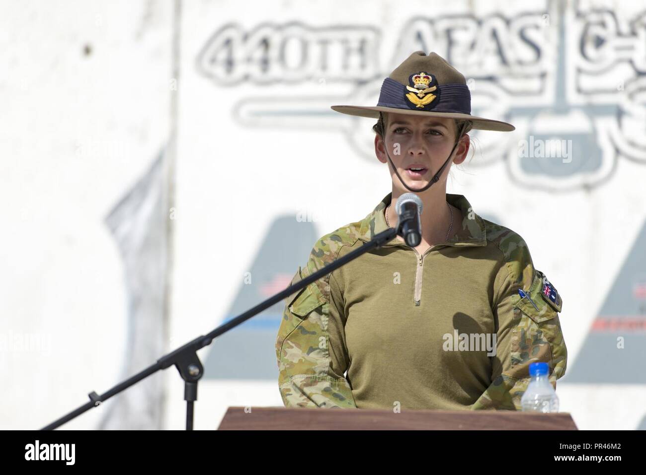 KABUL, Afghanistan (Sept. 11, 2018) ein Zug, Beraten und Unterstützen den Befehl-Berater von der Royal Australian Air Force liest eine Abhandlung von einem 9/11 Unfall während des 11. September Gedenkfeier, September 11, 2018, Kabul, Afghanistan. Der 11. September gedenken, die ihr Leben in den Terroranschlag vom 11. September und die Männer und Frauen gegen den Krieg gegen den Terrorismus verloren geehrt. Stockfoto