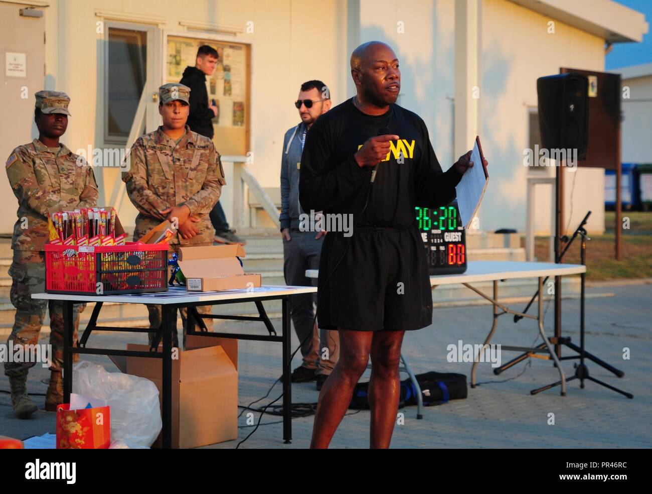 Us-Armee Kapitän Ellis Parks, der Kommandant der 382. Öffentlichen Angelegenheiten Abstand zu der 1. Gepanzerten Brigade Combat Team angeschlossen, Öffentliche 1st Cavalry Division Affairs Office, gibt eine Rede nach einem Memorial Run 9/11 an der Mihail Kogalniceanu Airbase in Rumänien, Sept. 11, 2018 zu gedenken. Die fünf Kilometer langen rung fand der 2.996 Leben während der Angriff auf das World Trade Center und das Pentagon vor 17 Jahren zu erinnern. Stockfoto