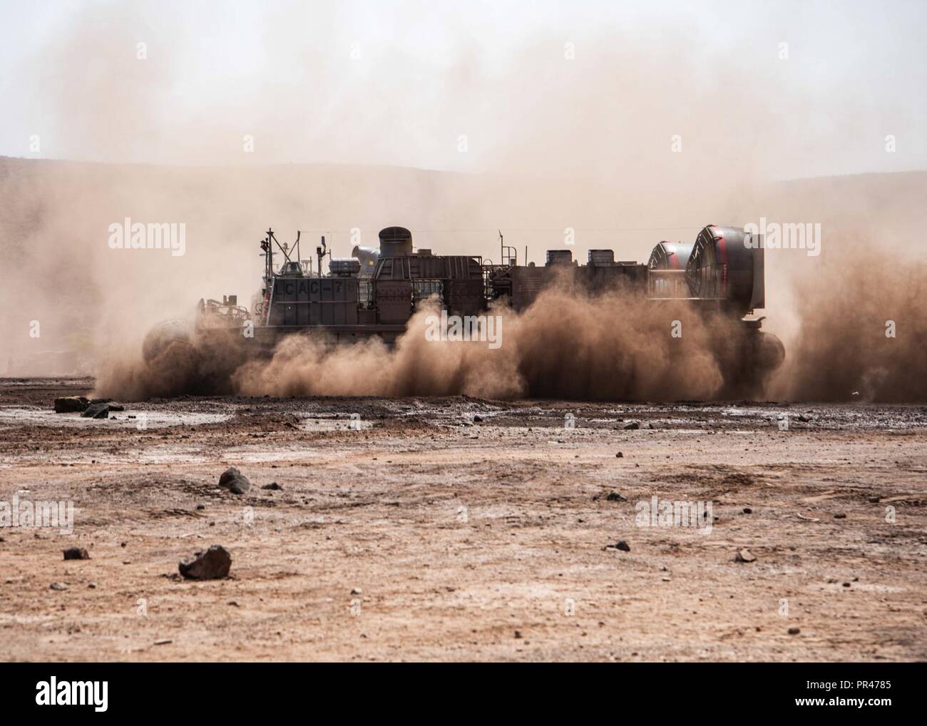 Dschibuti (Sept. 8, 2018) eine Landing Craft, Luftkissen, auf Angriff Handwerk Einheit 5 zugewiesen, bereitet einen Strand zu fahren während der Teilnahme an Theater amphibischen bekämpfen Probe (TACR) 18. Geführt von Naval Amphibious Force, Task Force 51/5 th Marine Expeditionary Brigade, TACR integriert die US Navy und Marine Corps Vermögenswerte zu üben und eine Reihe von kritischen bekämpfen - ähnliche Funktionen für US Central Command, sowohl über Wasser und an Land, Stabilität und Sicherheit in der Region zu fördern. 5. US-Flotte und Koalition sind die Teilnahme an zahlreichen gleichzeitigen Übungen als Teil der Stockfoto