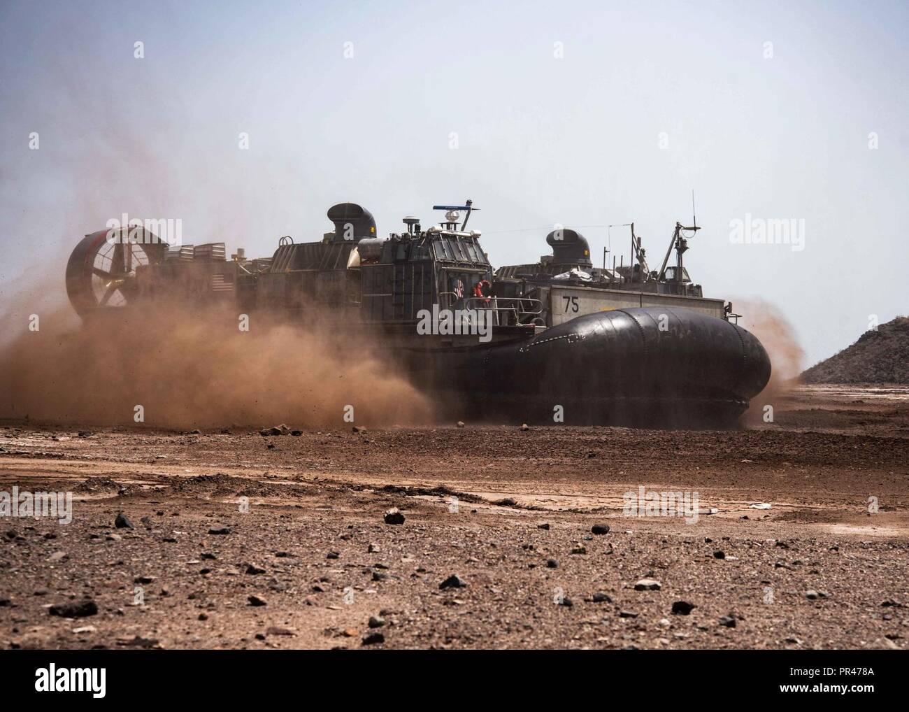 Dschibuti (Sept. 8, 2018) eine Landing Craft, Luftkissen, auf Angriff Handwerk Einheit 5 zugewiesen, kommt auf einen Strand während der Teilnahme an Theater amphibischen bekämpfen Probe (TACR) 18. Geführt von Naval Amphibious Force, Task Force 51/5 th Marine Expeditionary Brigade, TACR integriert die US Navy und Marine Corps Vermögenswerte zu üben und eine Reihe von kritischen bekämpfen - ähnliche Funktionen für US Central Command, sowohl über Wasser und an Land, Stabilität und Sicherheit in der Region zu fördern. 5. US-Flotte und Koalition sind die Teilnahme an zahlreichen gleichzeitigen Übungen als Teil des größeren Stockfoto