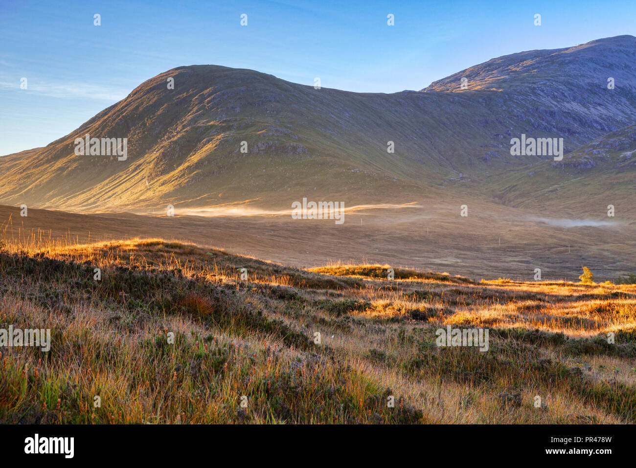 Glencoe bei Sonnenaufgang, im Herbst, Lochaber, Highlands, Schottland, UK. Stockfoto