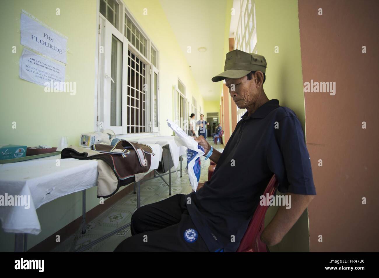Luong Van Kiem sitzt an einem Wartebereich nach einer Zahnextraktion während der Pacific Engel (PAC ENGEL) 18-2 im Kulturzentrum Haus der Tam Giang Gemeinde im Nui Thanh, Quang Nam Provinz, Vietnam, Sept. 12, 2018. PAC ENGEL ist eine multilaterale humanitäre Hilfe zivil-militärische Engagement, das Militär verbessert die militärische Partnerschaften im Indopazifik, während auch die medizinische Gesundheit Outreach, Civic Engineering Projekte und den Austausch unter den Partner Kräfte. Stockfoto