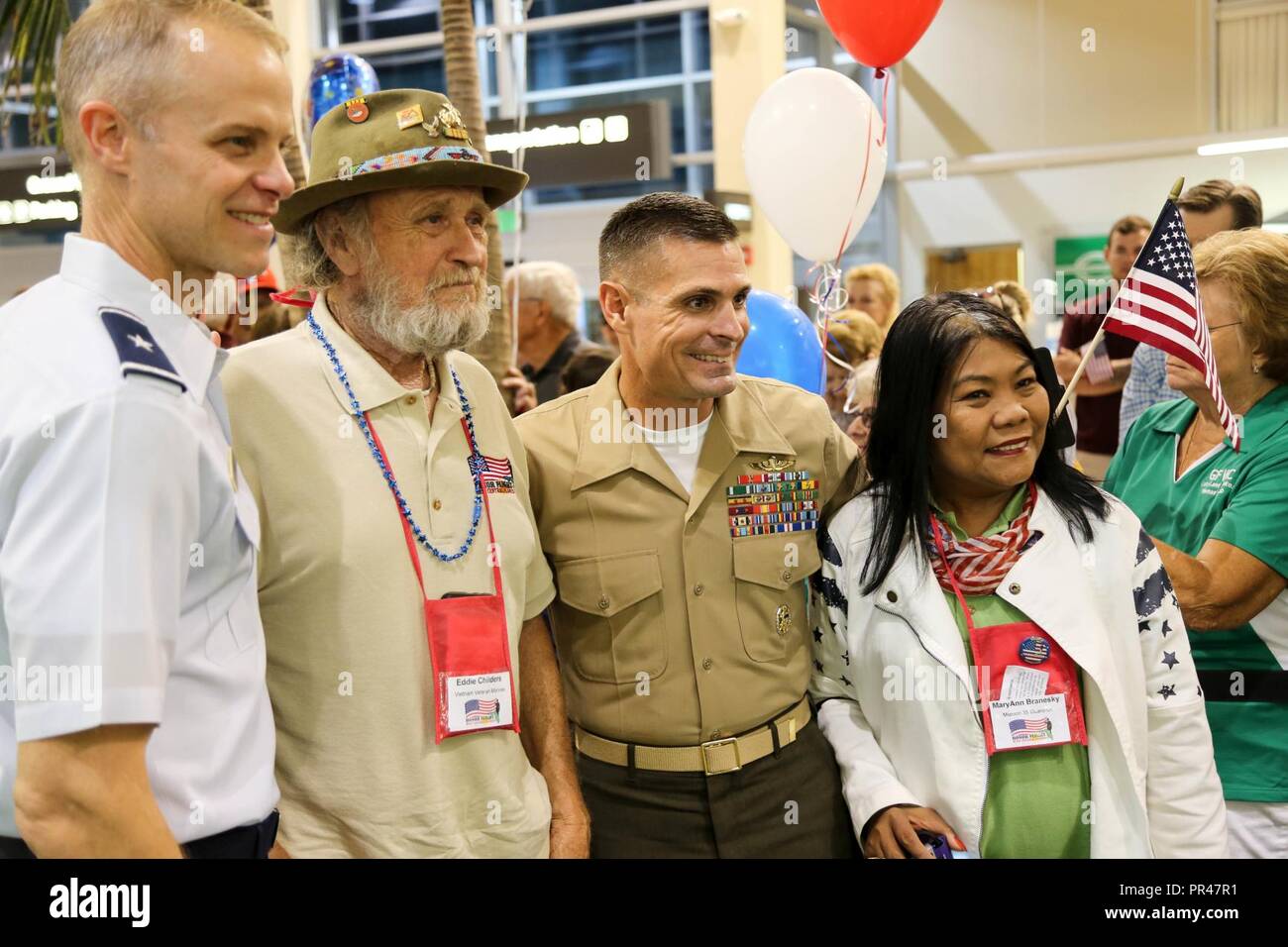 St. Pete-Clearwater, FL - Brig. Gen. Derek C. FRANKREICH, stellvertretender Direktor der Betriebe, US Central Command, und US Marine Corps Master Gunnery Sgt. Blaine M.Jones, Senior Leader mit US Central Command angeworben, grüßt lokale Veterane als sie wieder von Ehre, Flug, 11. September 2018. Stockfoto