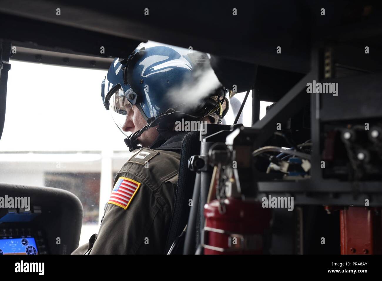 Coast Guard Lieutenant Kyle Johnson, ein Mitglied einer Crew aus Clearwater, Florida, betreibt Vorbereitung Prüfungen Samstag, Sept. 15, 2018, vor der Abreise Coast Guard Air Station Savannah. Die air Crew flog einem MH-60 Jayhawk Helikopter über Myrtle Beach, South Carolina die Schäden und Überschwemmungen vom Hurrikan Florenz zu bewerten. Stockfoto