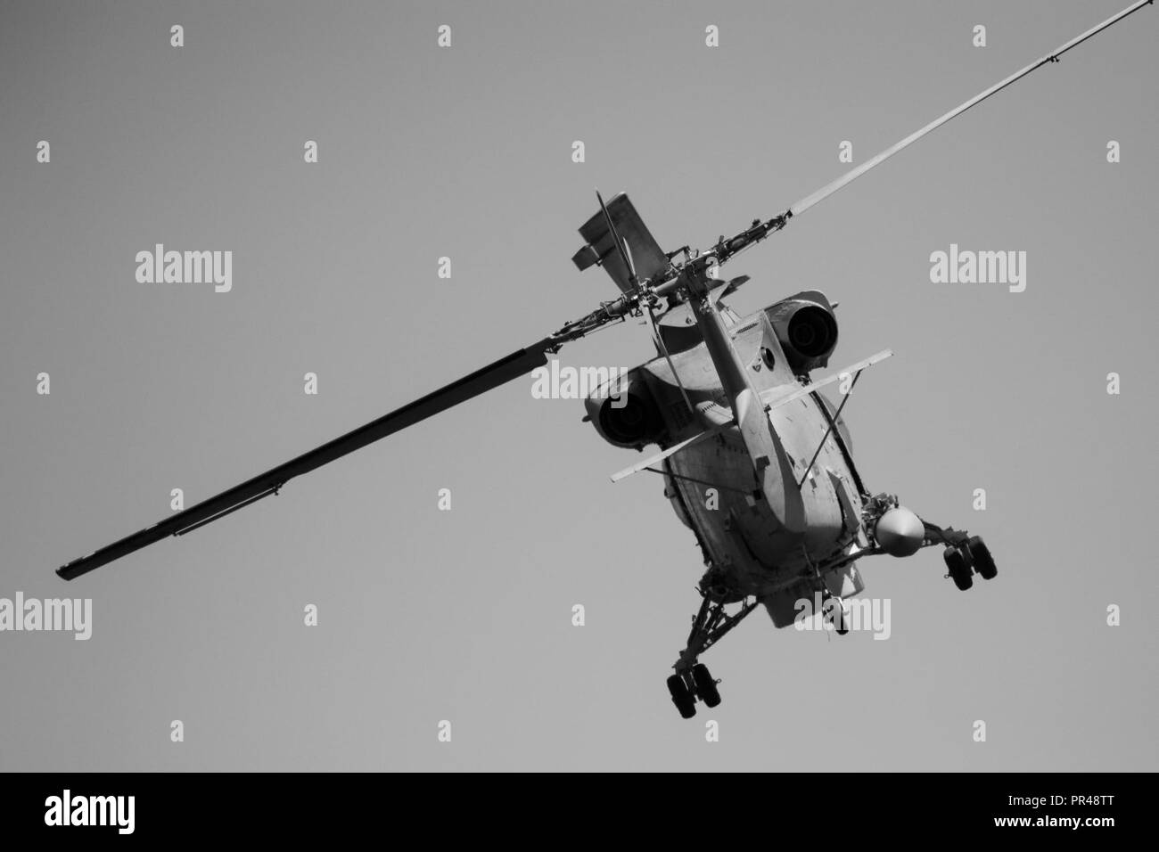 Roten Meer (Juli 30, 2018) Eine ägyptische Naval Force (ENF) Hubschrauber führt einen vorbeiflug mit der geführten Anti-raketen-Zerstörer USS Jason Dunham (DDG109) während der Übung Eagle Salute 18. Gruß Eagle18 ist eine Oberfläche Übung mit der Enf durchgeführt, Interoperabilität und Kriegsführung Bereitschaft, Verstärkung der militärischen Beziehungen zu verbessern und die operativen Fähigkeiten von allen Beteiligten voraus. Jason Dunham ist in die USA 5 Flotte Bereich der Maßnahmen zur Unterstützung der Marine im Einsatz für die Stabilität und Sicherheit in der Region zu gewährleisten und verbindet das Mittelmeer und die Stockfoto