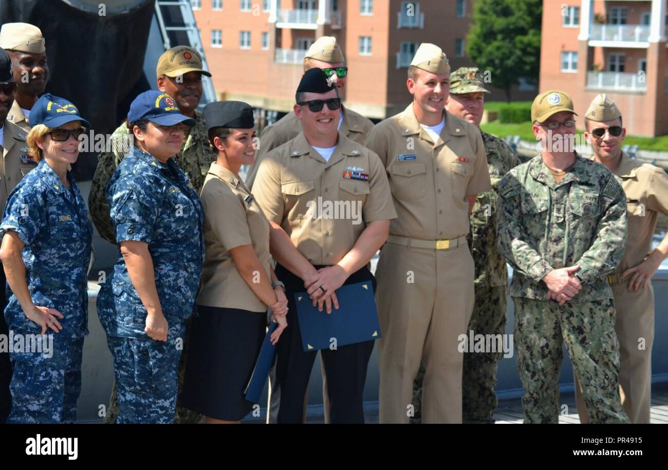 LN1 (SW/AW) Rhianne Poff, aus der Region Legal Service Büro Mid-Atlantic, re-Soldaten an Bord der USS Wisconsin (BB-64) Vor ihrer Kommando- und Familie. Die Wisconsin ist einer von vier Iowa-Class Schlachtschiffe, und ist dauerhaft als Museum Schiff neben dem Hampton Roads Naval Museum. Das Museum beherbergt Stolz militärische Zeremonien an Bord der USS Wisconsin kostenlos für Bereich Befehle. Zu erfragen, wenden Sie sich an Ihren besonderen Events Coordinator, Tom Dandes an Thomas.Dandes@navy.mil oder unter (757) 322-3106. Stockfoto