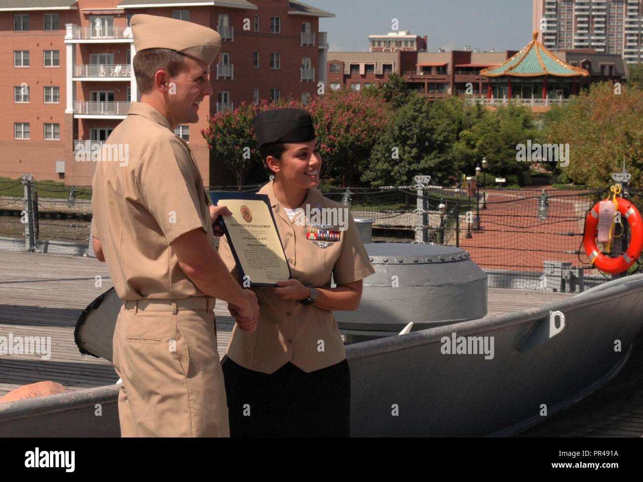 LN1 (SW/AW) Rhianne Poff, aus der Region Legal Service Büro Mid-Atlantic, re-Soldaten an Bord der USS Wisconsin (BB-64) Vor ihrer Kommando- und Familie. Die Wisconsin ist einer von vier Iowa-Class Schlachtschiffe, und ist dauerhaft als Museum Schiff neben dem Hampton Roads Naval Museum. Das Museum beherbergt Stolz militärische Zeremonien an Bord der USS Wisconsin kostenlos für Bereich Befehle. Zu erfragen, wenden Sie sich an Ihren besonderen Events Coordinator, Tom Dandes an Thomas.Dandes@navy.mil oder unter (757) 322-3106. Stockfoto