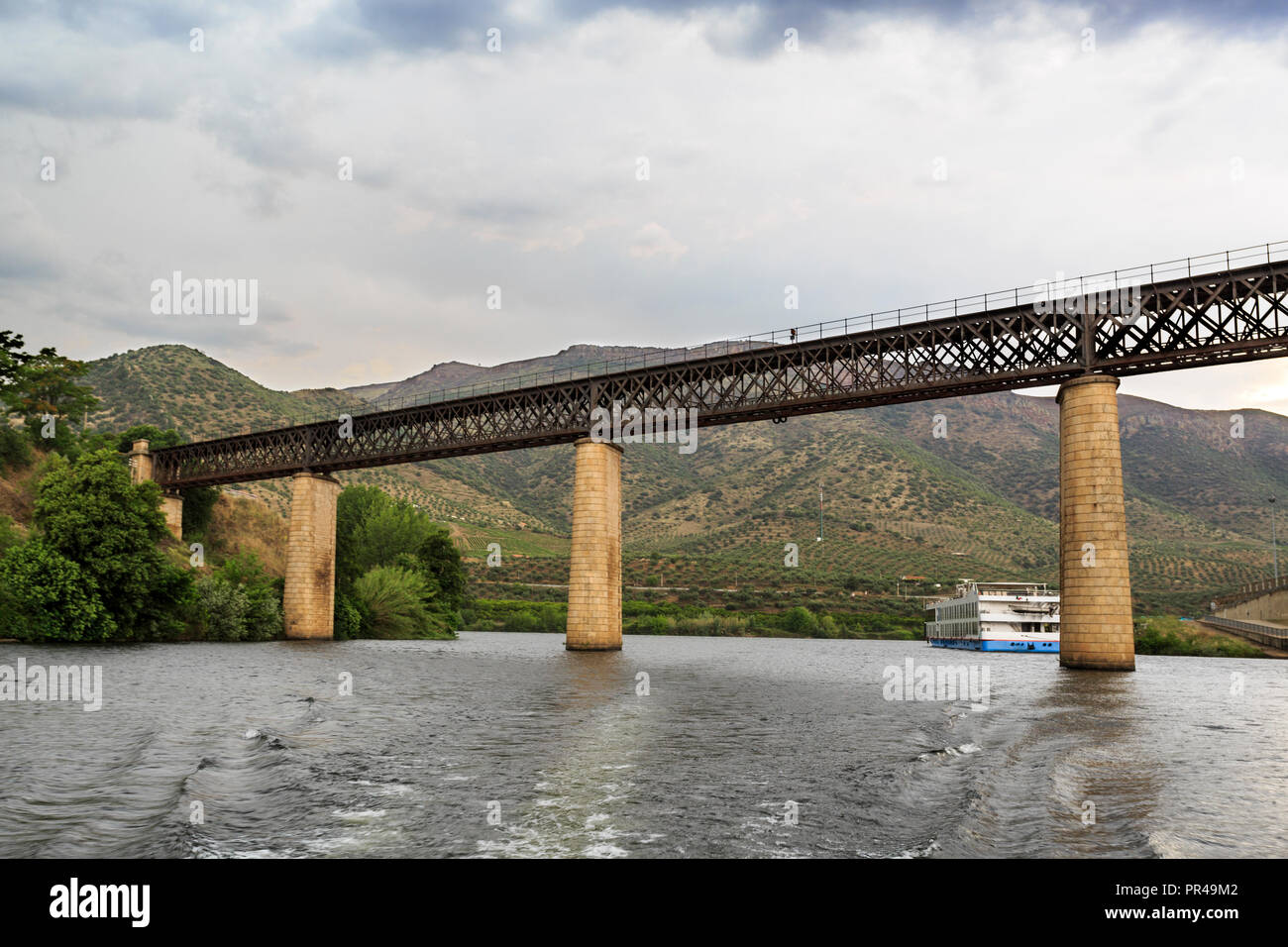 Ansicht der internationalen Eisenbahnbrücke über den Agueda Fluss, Anschluss von Portugal nach Spanien und nun seit 1985 in Barca de Alva deaktiviert, in der Nähe der Th Stockfoto