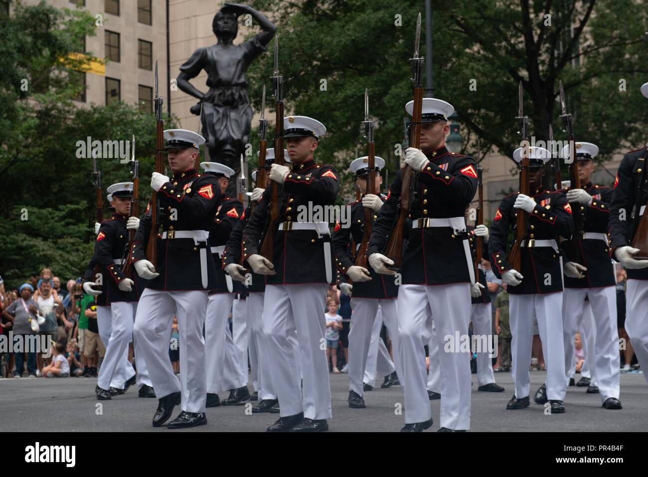 Das Marine Corps leise Bohren Platoon führt in die Closing Ceremony, Sept. 9, 2018, in Charlotte, N.C., während der Woche Charlotte. Das Marine Corps leise Bohren Platoon ist ein 24-Mann rifle Platoon der Vereinigten Staaten Marine Corps, die in der Leistung der einzigartigen Silent Präzision Ausstellung bohren spezialisiert hat. Marine Woche Charlotte ist eine Gelegenheit für die Menschen in der Gegend von Charlotte zu Marines treffen und über die Geschichte des Korps, Traditionen lernen und Wert auf die Nation. Stockfoto