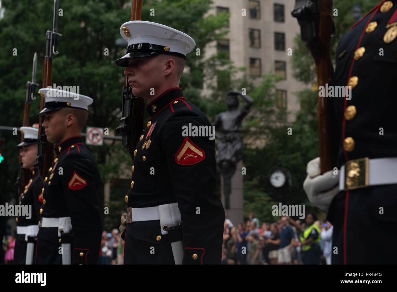 Das Marine Corps leise Bohren Platoon führt in die Closing Ceremony, Sept. 9, 2018, in Charlotte, N.C., während der Woche Charlotte. Das Marine Corps leise Bohren Platoon ist ein 24-Mann rifle Platoon der Vereinigten Staaten Marine Corps, die in der Leistung der einzigartigen Silent Präzision Ausstellung bohren spezialisiert hat. Marine Woche Charlotte ist eine Gelegenheit für die Menschen in der Gegend von Charlotte zu Marines treffen und über die Geschichte des Korps, Traditionen lernen und Wert auf die Nation. Stockfoto