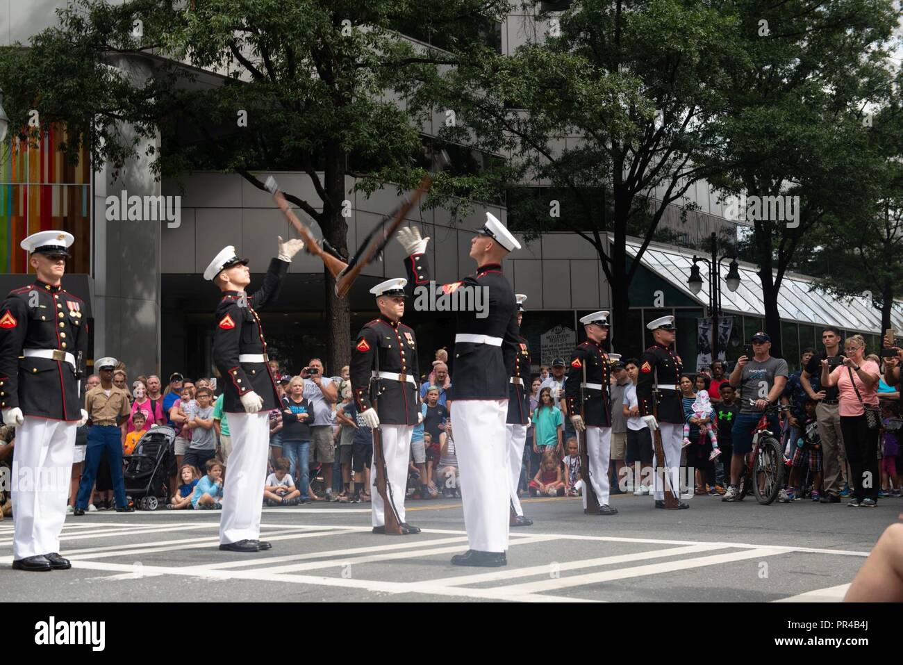 Das Marine Corps leise Bohren Platoon führt in die Closing Ceremony, Sept. 9, 2018, in Charlotte, N.C., während der Woche Charlotte. Das Marine Corps leise Bohren Platoon ist ein 24-Mann rifle Platoon der Vereinigten Staaten Marine Corps, die in der Leistung der einzigartigen Silent Präzision Ausstellung bohren spezialisiert hat. Marine Woche Charlotte ist eine Gelegenheit für die Menschen in der Gegend von Charlotte zu Marines treffen und über die Geschichte des Korps, Traditionen lernen und Wert auf die Nation. Stockfoto