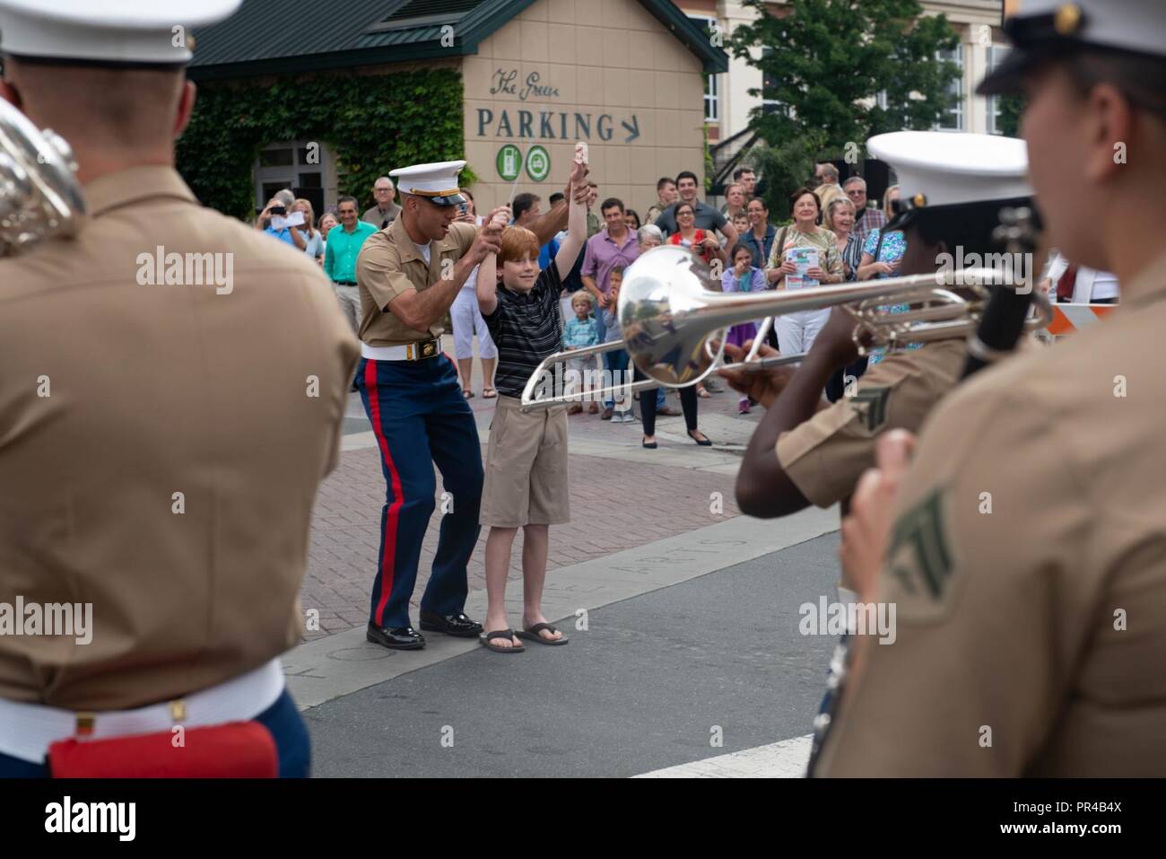 Die offiziellen Leiter des Marine Corps Band zeigt eine junge, wie es der Band in einem Song zu leiten, Sept. 9, 2018, in Charlotte, N.C., während der Woche Charlotte. Das Marine Corps Band ist die älteste der Vereinigten Staaten militärische Bands und das älteste professionelle musikalische Organisation in den Vereinigten Staaten. Marine Woche Charlotte ist eine Gelegenheit für die Menschen in der Gegend von Charlotte zu Marines treffen und über die Geschichte des Korps, Traditionen lernen und Wert auf die Nation. Stockfoto