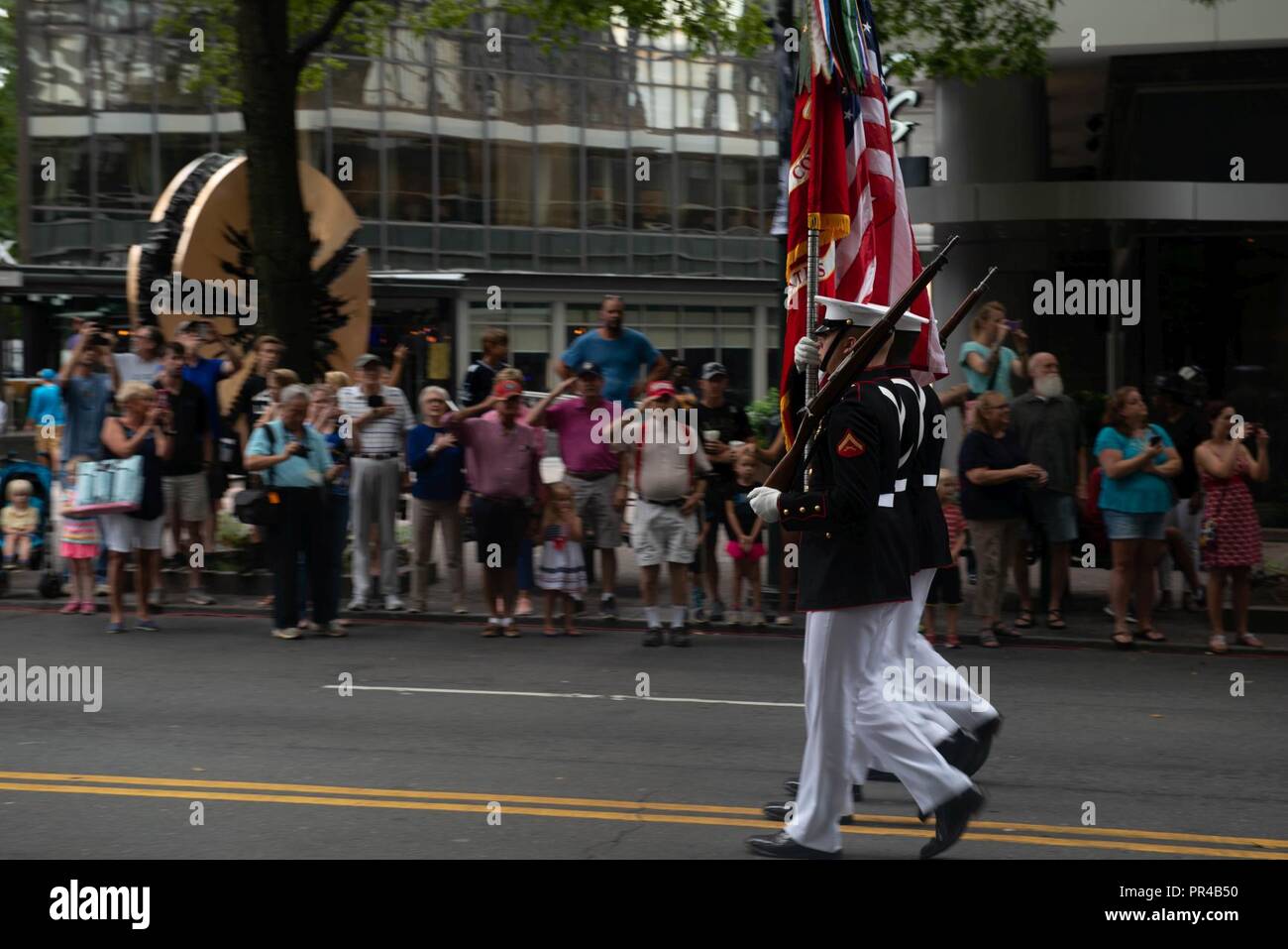 Das Marine Corps leise Bohren Platoon Märschen in die Parade, Sept. 9, 2018, in Charlotte, N.C., während der Woche Charlotte. Das Marine Corps leise Bohren Platoon ist ein 24-Mann rifle Platoon der Vereinigten Staaten Marine Corps, die in der Leistung der einzigartigen Silent Präzision Ausstellung bohren spezialisiert hat. Marine Woche Charlotte ist eine Gelegenheit für die Menschen in der Gegend von Charlotte zu Marines treffen und über die Geschichte des Korps, Traditionen lernen und Wert auf die Nation. Stockfoto