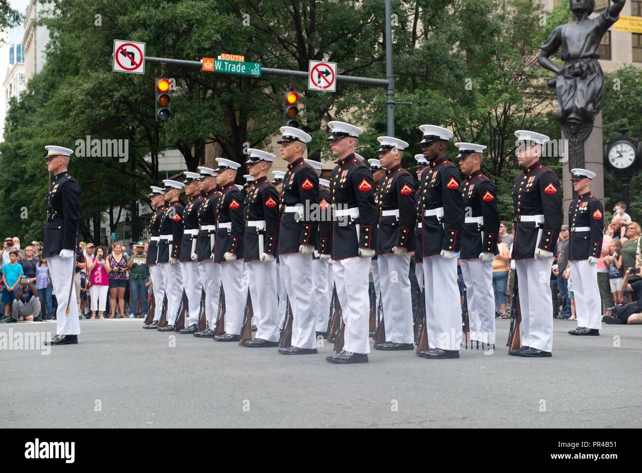 Das Marine Corps leise Bohren Platoon steht vor dem Kommandanten des Marine Corps, Sept. 9, 2018, in Charlotte, N.C., bei der Abschlussfeier der Maritimen Woche Charlotte. Das Marine Corps leise Bohren Platoon ist ein 24-Mann rifle Platoon der Vereinigten Staaten Marine Corps, die in der Leistung der einzigartigen Silent Präzision Ausstellung bohren spezialisiert hat. Marine Woche Charlotte ist eine Gelegenheit für die Menschen in der Gegend von Charlotte zu Marines treffen und über die Geschichte des Korps, Traditionen lernen und Wert auf die Nation. Stockfoto