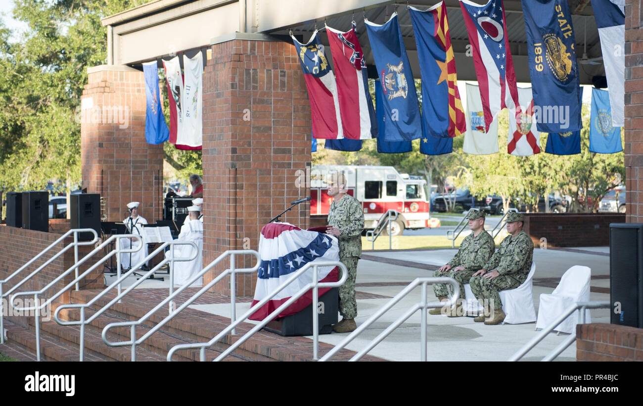 KINGS BAY, Georgia (Sept. 11, 2018) Hintere Adm. Jeff Jablon, Commander, U-Gruppe 10, liefert Erläuterungen bei einem 9/11 Gedenkveranstaltung in Naval Submarine Base Kings Bay. Die Basis ist die Heimat von sechs der Ohio-Klasse ballistischen Raketen-U-Boote, die die meisten survivable Bein des nuklearen Raketen Triade. Stockfoto