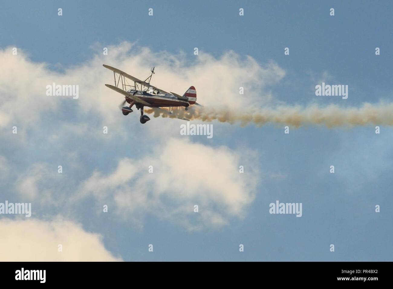 Greg Shelton führt eine Antenne Manöver, während seine Frau, Ashley, auf dem Flügel von 450 Super Stearman Flugzeuge während der Grenzen im Flug Open House und Airshow Sept. 8, 2018 steht, McConnell Air Force Base, Kan. Stockfoto