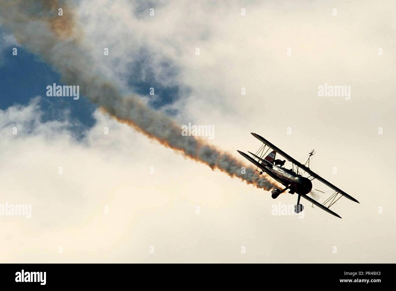 Greg Shelton führt eine Antenne Manöver, während seine Frau, Ashley, auf dem Flügel von 450 Super Stearman Flugzeuge während der Grenzen im Flug Open House und Airshow Sept. 8, 2018 steht, McConnell Air Force Base, Kan. Stockfoto