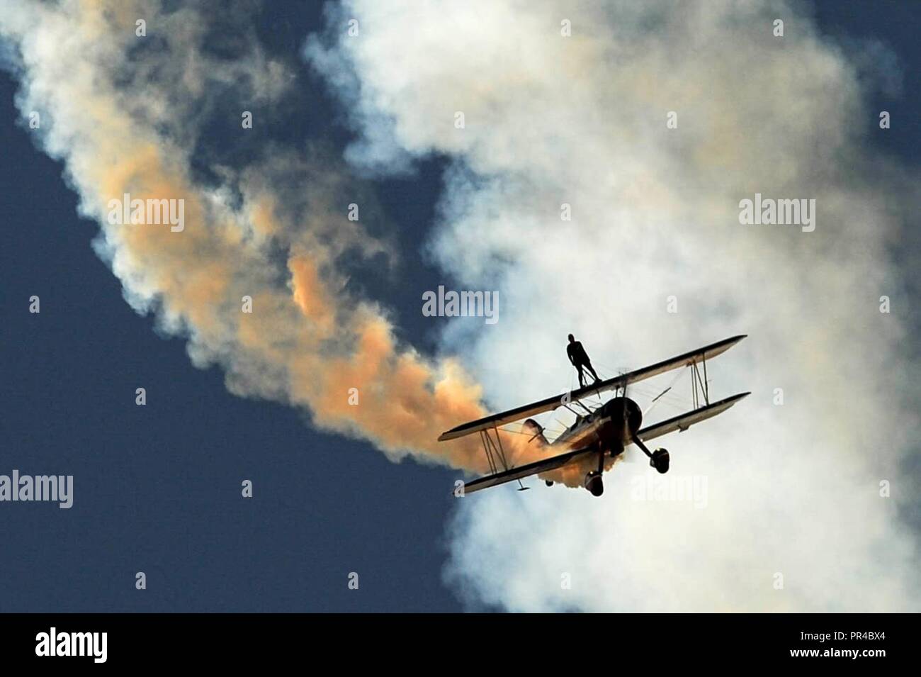 Greg Shelton führt eine Antenne Manöver, während seine Frau, Ashley, auf dem Flügel von 450 Super Stearman Flugzeuge während der Grenzen im Flug Open House und Airshow Sept. 8, 2018 steht, McConnell Air Force Base, Kan. Stockfoto