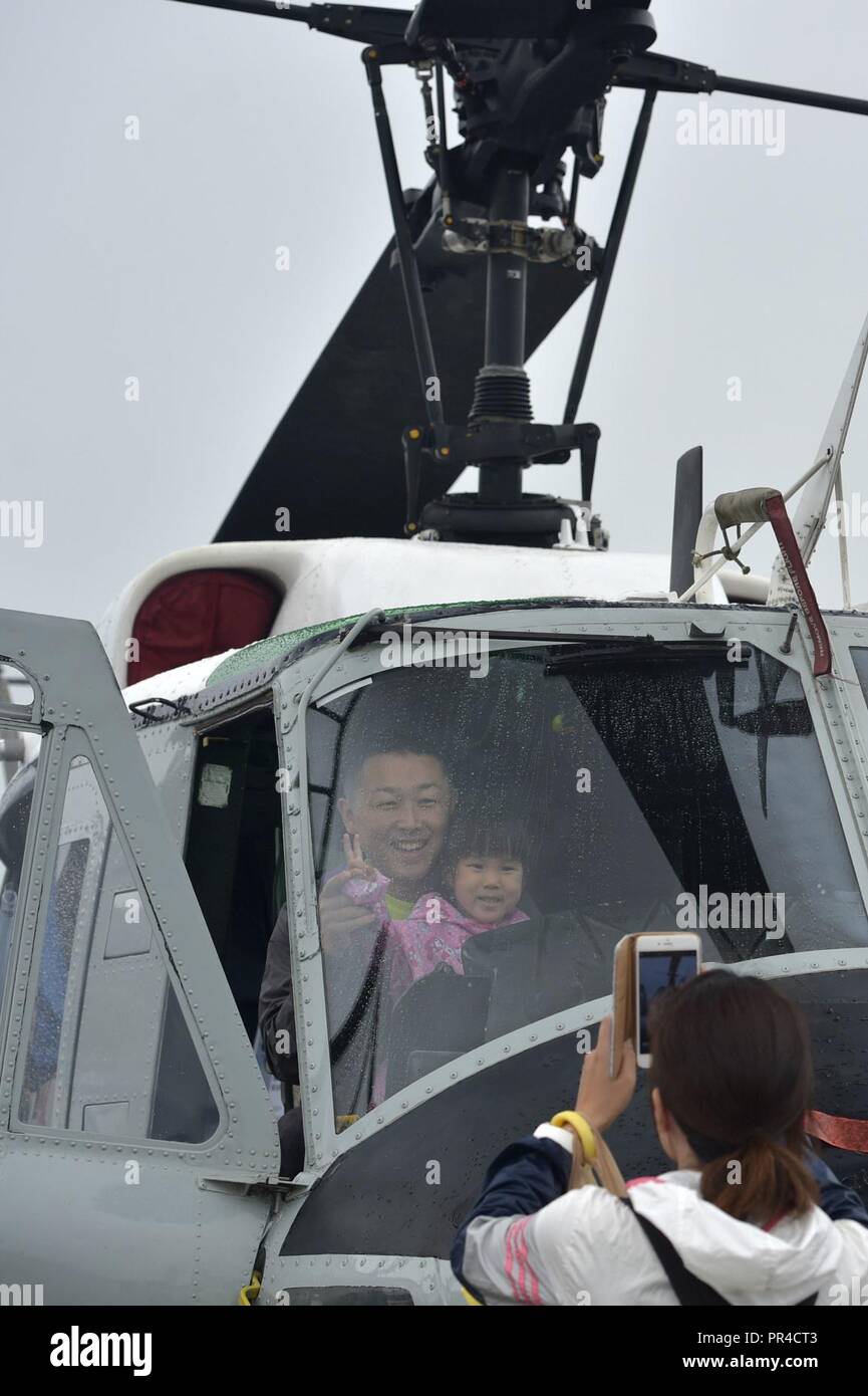 Japanische Staatsangehörige Pause innerhalb der US Air Force UH-1N Irokesen während Misawa Freundschaft Festival 2018 Misawa Air Base, Japan, Sept. 9, 2018. Menschen aus aller Welt nahmen an der Veranstaltung teil und erfahrenen Static Display und Demonstrationen sowohl aus dem Jasdf und US-Streitkräfte. Stockfoto