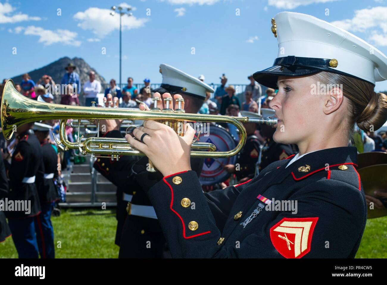 Us Marine Corps Cpl. VaNeta Ecton, eine Trompete instrumentalist mit der 1. Marine Division Band, der während der 42. jährlichen Longs Peak Highland Festival in Estes Park, Colorado, Sept. 9, 2018. Das Festival feiert Schottische und irische Erbe durch eine Vielzahl von traditionellen sportliche Spiele, ritterspiele Wettbewerbe, Musik und Tanz. Stockfoto