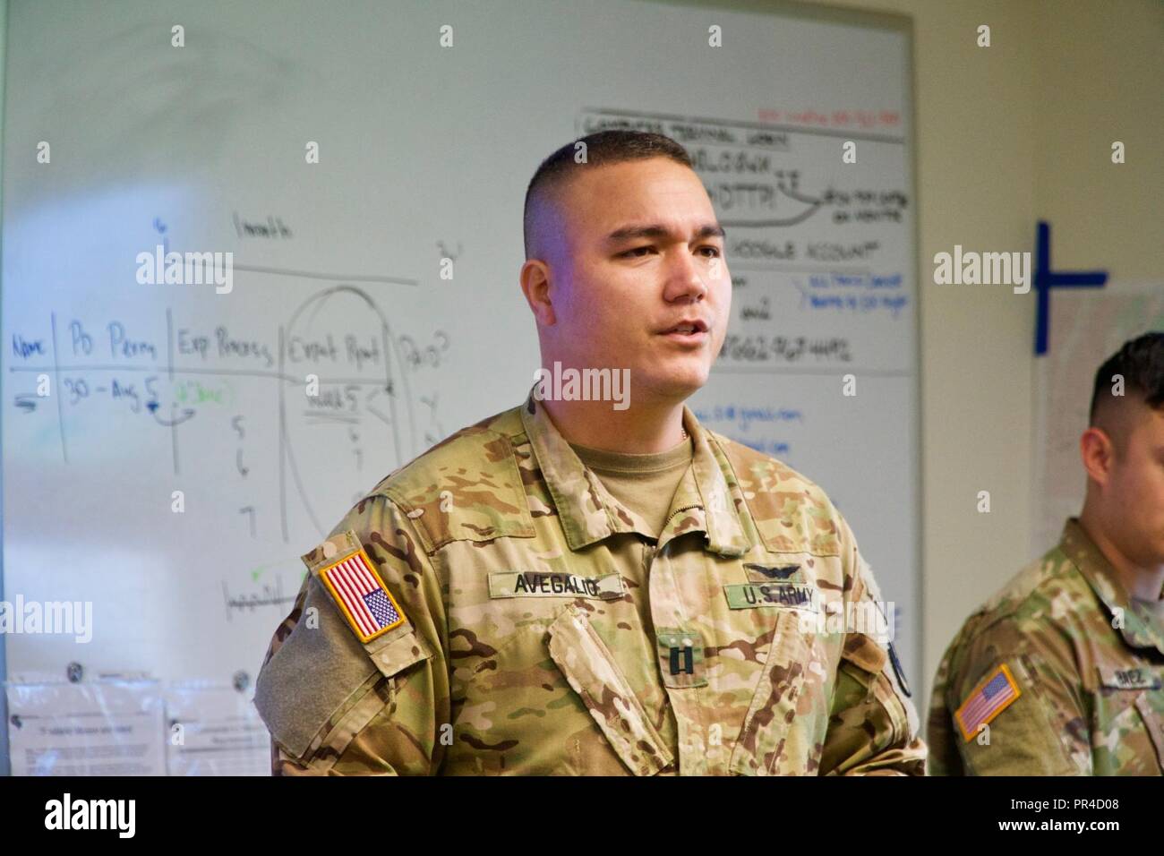 Kapitän Jerrod Avegalio, Operations Officer mit der Distanz 1, Firma A, 3. Der 140., gibt einen Konvoi kurz zu Task Force Hawaii Quick Response Force Team, bevor Sie verlassen die Stadt und die Grafschaft von Hawaii während Hurrikan Olivia am Kilauea Military Camp, Hawaii, Sept. 11, 2018 zu unterstützen. Notfall Proklamation wurde von Gouverneur David ige September 9, 2018 Die erlaubt das Hawaii National Guard zu Bereichen wegen Hurrikan Olivia's Auswirkungen, die Unterstützung für die Bereitstellung von unterzeichnet. Stockfoto