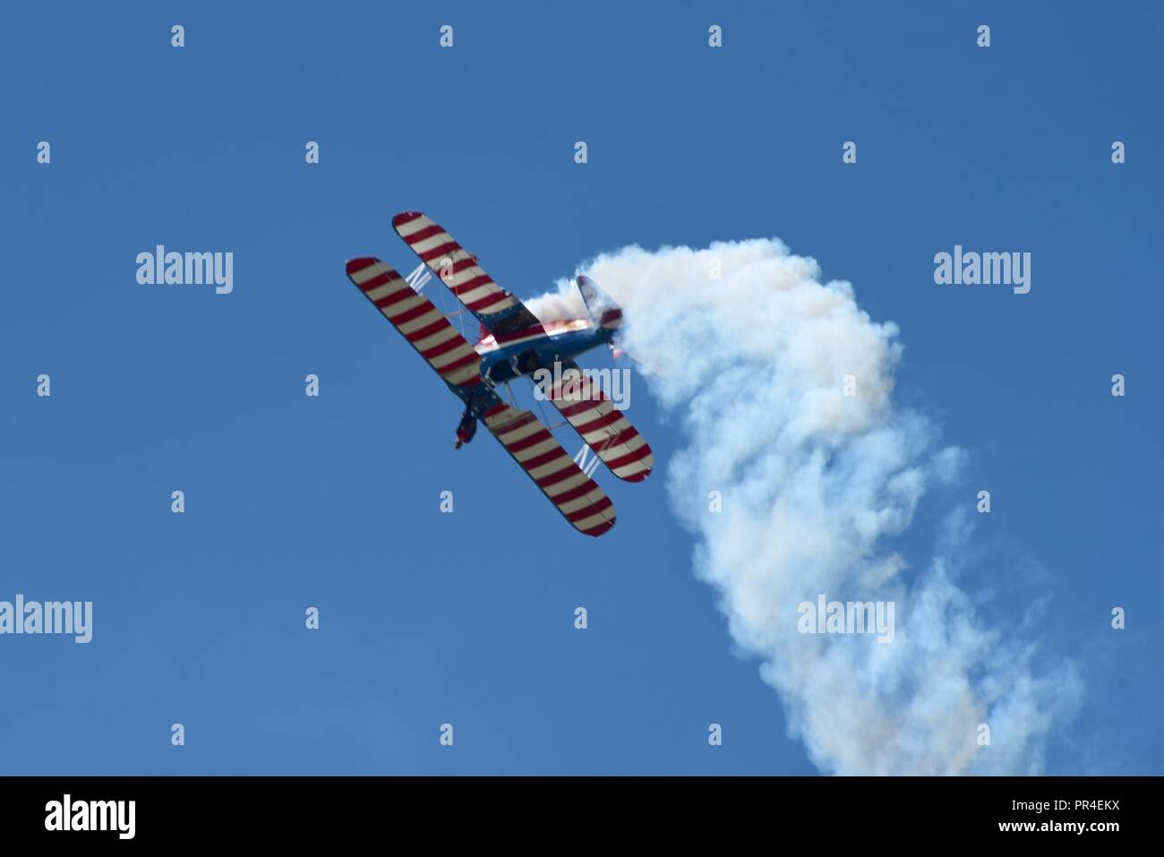 Die Greg Shelton Airshows preform ihrer Demonstration mit der Oberseite nach unten in den Grenzen im Flug Open House und Air Show Sept. 9, 2018, McConnell Air Force Base, Kansas. Die Antenne display beteiligt Flügel - walking Manöver während Greg Shelton's Frau am Flugzeug befestigt war. Stockfoto