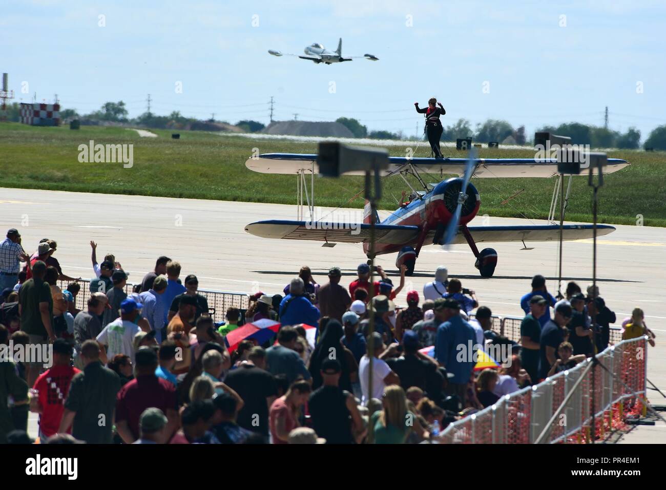 Die Menge Wellen an die Mitglieder von Greg Shelton Airshows als T-33 Shooting Star aus während die Grenzen im Flug Open House und Air Show Sept. 9, 2018, in: McConnell Air Force Base, Kansas. Schätzungsweise 110.000 Gäste besuchten die Basis über das Wochenende zu erleben, was Team McConnell und der Luftwaffe bringt den Kampf. Stockfoto