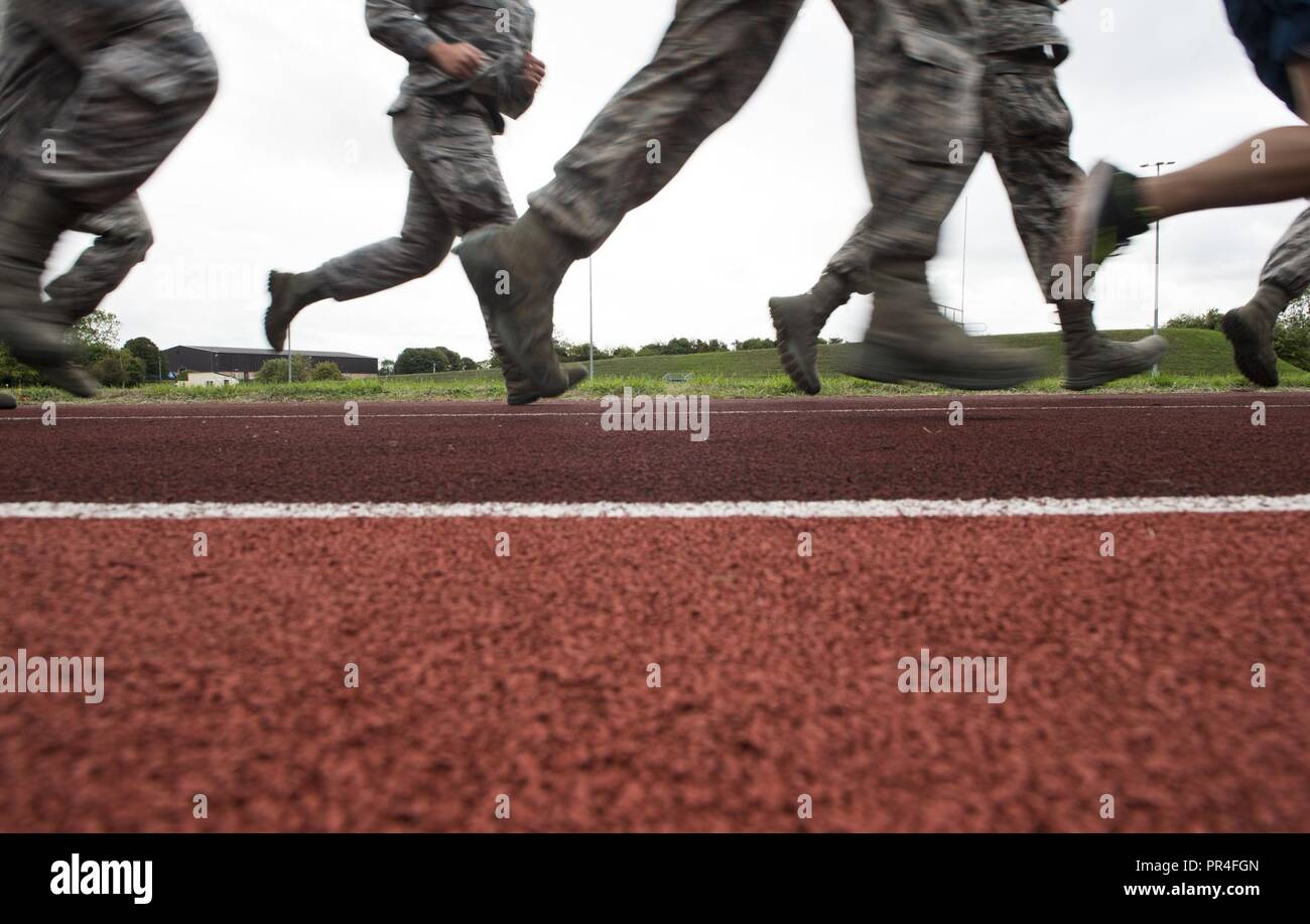 Flieger von der 423Rd Sicherheitskräfte Squadron ausführen zu Ehren der an RAF Croughton, Vereinigtes Königreich, Sept. 11, 2018 gefallen. Die US-Flagge wurde während der Run gehalten und nie mehr bewegt. Stockfoto