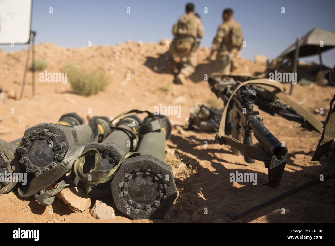 Südwesten Asien-US-Marines mit 3Rd Battalion, 7th Marine Regiment, Special Purpose Marine Air-Ground Task Force angebracht, Krise Response-Central Befehl, zeigen, wie die Mk 153 Schulter zu nutzen - Start multipurpose assault Waffe bei Arbeiten in der Nähe von At-Tanf Garnison, Syrien Sept. 9, 2018. SPMAGTF-CR-CC Marines unterstützt Special Operations Joint Task Force - inhärenten Lösen, Durchführung von Live Fire Demonstrationen präsentieren Crisis Response Funktionen des Gerätes. Stockfoto