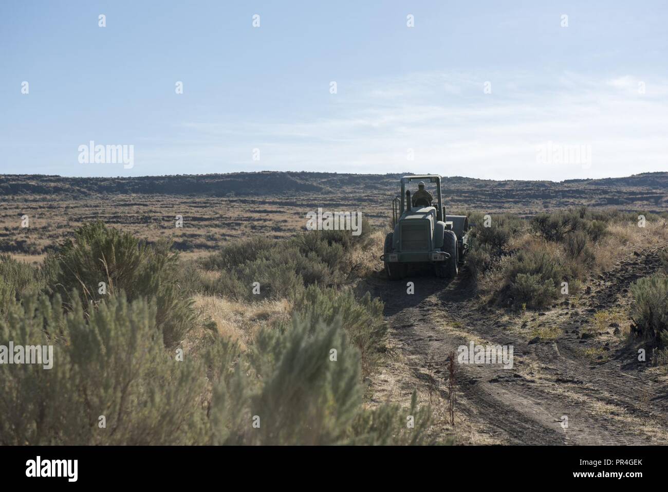 Mitglieder von 124 zivilen des Idaho Air National Guard Ingenieur Squadron und der Idaho Army National Guard 116 Brigade Engineer Battalion in einem innovativen Readiness Training Sept. 12, 2018 auf dem Duck Valley Indian Reservation, Idaho teilnehmen. Während der IRT, Wachposten, verbesserte Zufahrtswege zu aktivieren Shoshone-Paiute Feuermannschaften Rinder zu Weideflächen im Notfall erreichen. Stockfoto