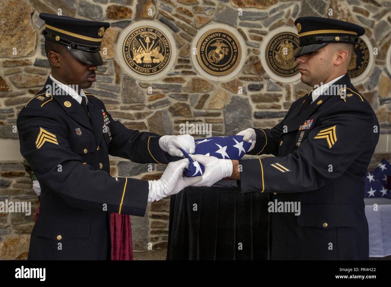 Us-Armee Sgts. Raheem Rowell, Links, und Mike DeMayo, sowohl mit den New-jersey Army National Guard, falten Sie die amerikanische Flagge während der 30 New Jersey Mission der Ehre (NJMOH) Zeremonie an der Brigadier General William C. Doyle Veterans Memorial Friedhof im Norden Hannovers Township, N.J., Sept. 13, 2018. Die cremains von Lawrence H. Bischof, George Rat, Leo W. Feltman, Donald MacGuigan, Merritt T. Grün, Harold A. Naegely, Clyde E. Reeves, John T. Swanton, und Winfried J. Wiest, wurden während der Zeremonie geehrt. NJMOH's Mission ist es, zu identifizieren, Abrufen und intern die eingeäschert bleibt der Veteranen Stockfoto